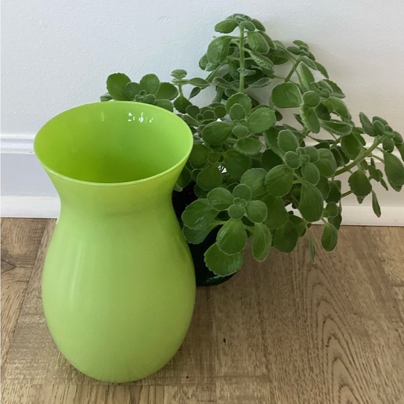 BEAUTIFUL LIME GREEN GLASS VASE - Picture 1 of 3